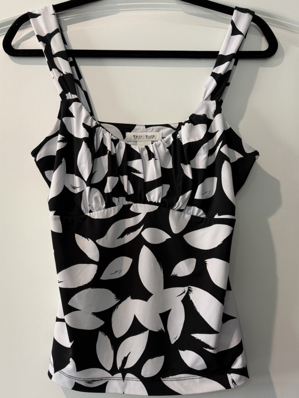 White House Black Market Y2K Black & White Leaf-Print Camisole